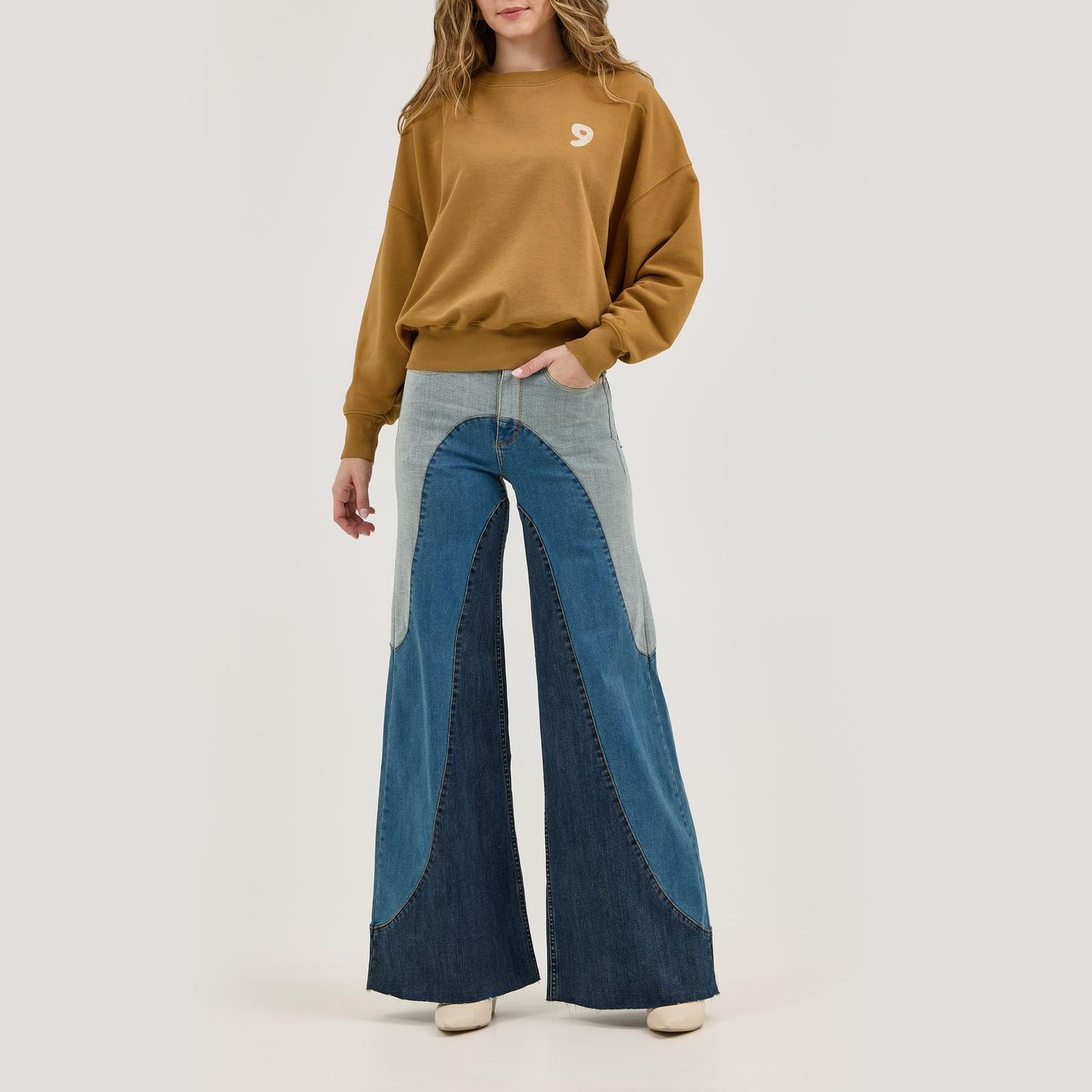 WRANGLER WOMEN'S LAINEY WILSON GOOD JEAN CREW SWEATSHIRT - BROWN