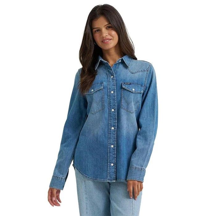 WRANGLER WOMEN'S LONG SLEEVE DENIM PEARL SNAP SHIRT - LIGHT DENIM