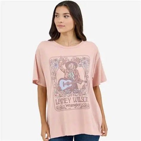 WRANGLER WOMEN'S SHORT SLEEVE LAINEY WILSON GRAPHIC TEE - MISTY ROSE