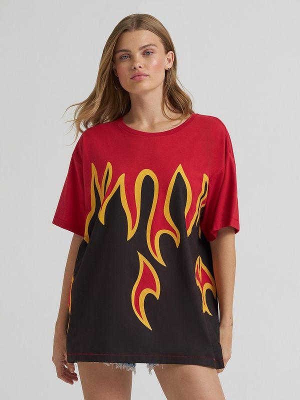 WRANGLER WOMEN'S SHORT SLEEVE LAINEY WILSON FLAME TEE SHIRT - RED