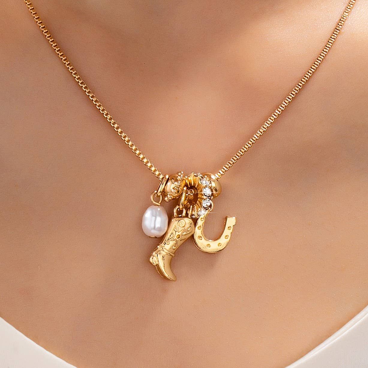 JOSSLYN BY WALL TO WALL WESTERN BOOT HORSESHOE PEARL CHARM NECKLACE, COLOR: GOLD