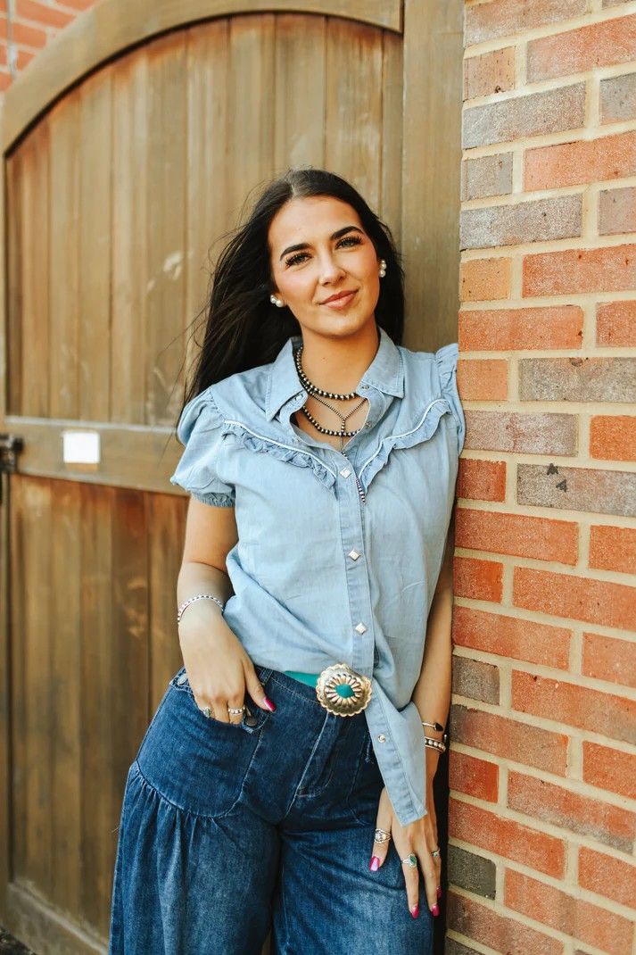 2 FLY CO. WOMEN'S SHORT SLEEVE ROWDY RUFFLES DENIM SNAP SHIRT - LIGHT DENIM