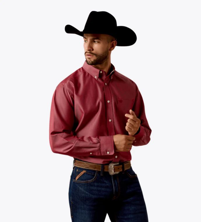 ARIAT MEN'S LONG SLEEVE WRINKLE FREE SOLID PINPOINT OXFORD CLASSIC FIT BUTTON SHIRT - RHUBARB
