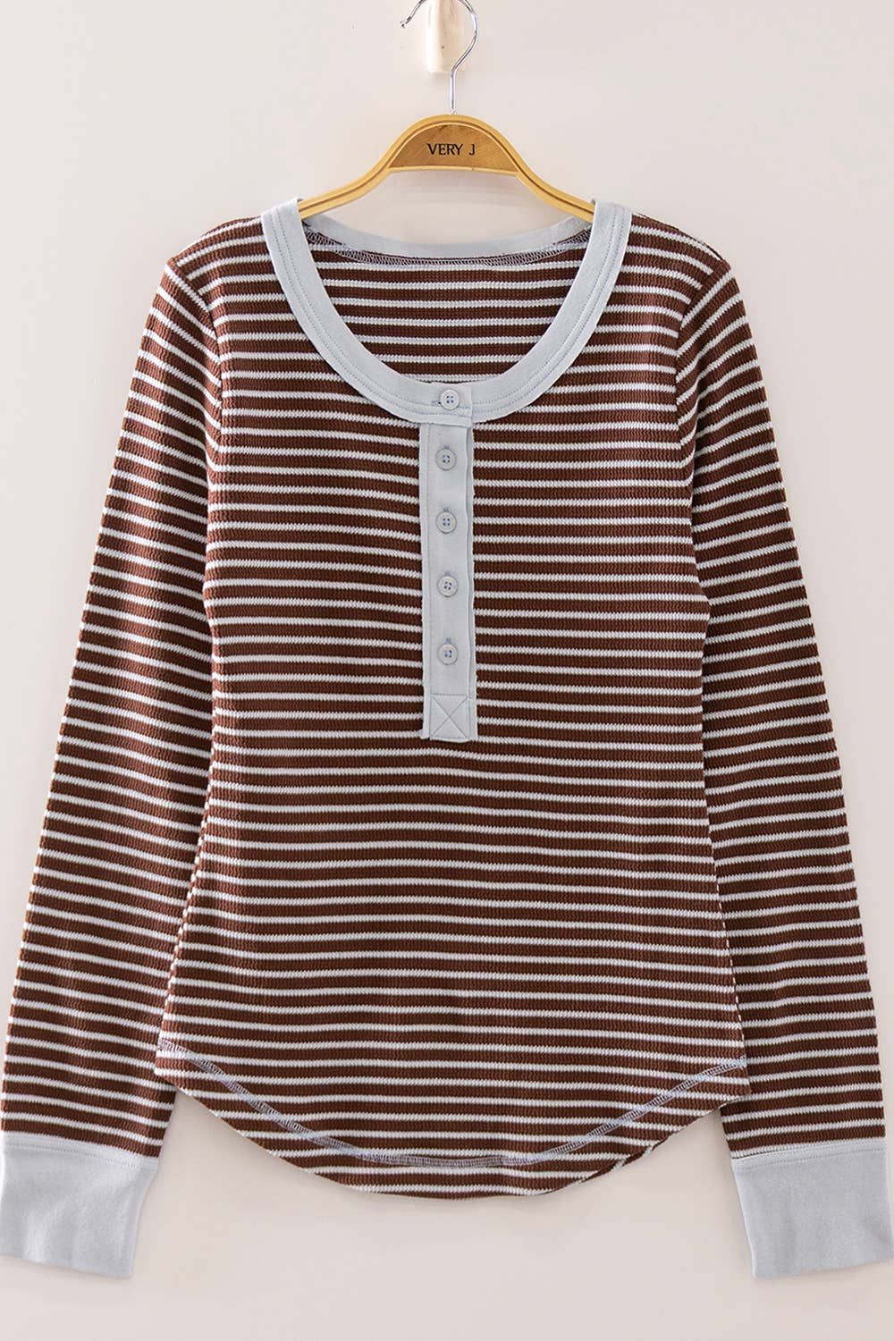 VERY J WOMEN'S LONG SLEEVE STRIPED RIBBED HENLEY TOP - SKY/CHOCO, COLOR: SKY/CHOCO, SIZE: SMALL