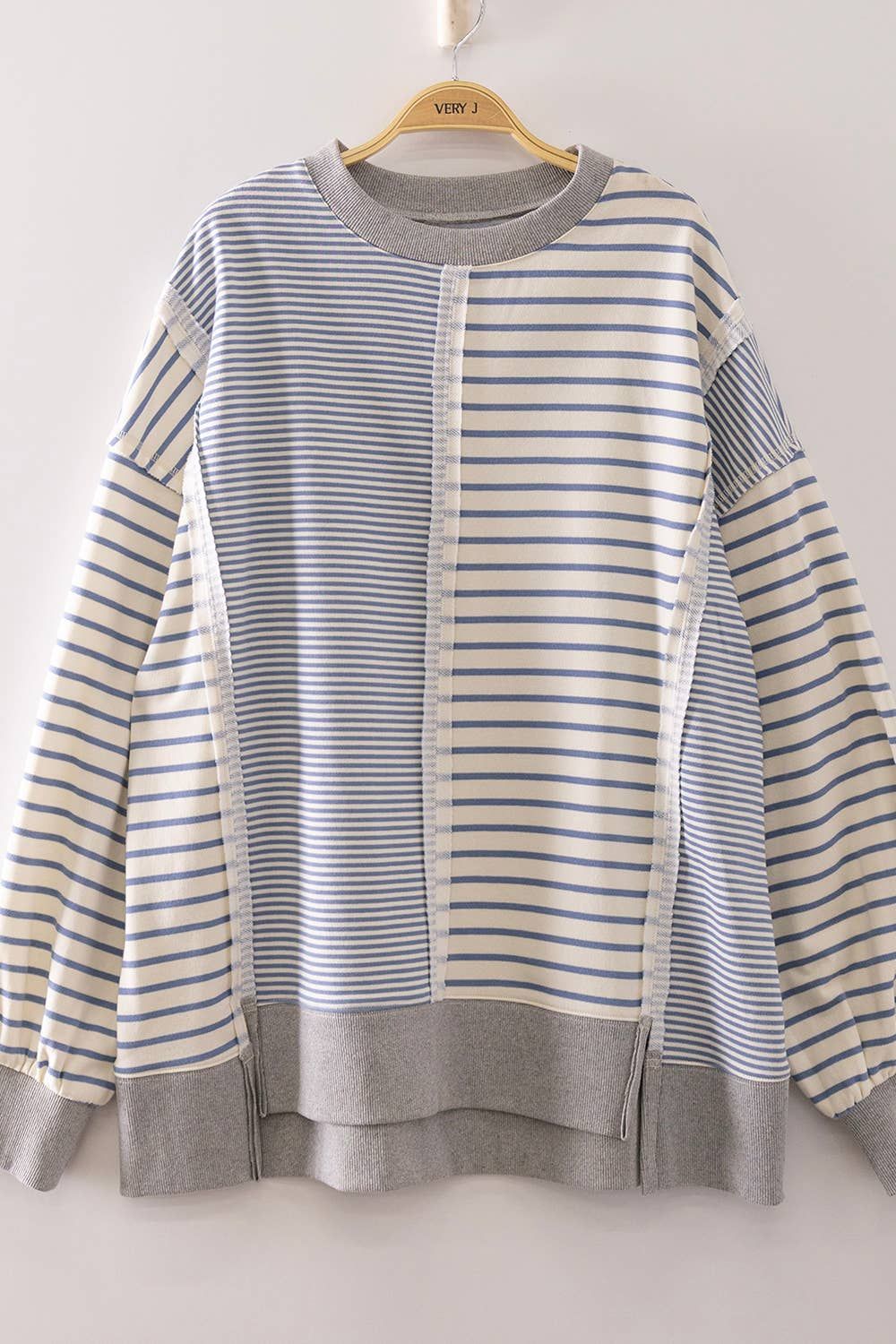 VERY J WOMEN'S MIXED STRIP CONTRAST SWEATSHIRT - DENIM/CREAM, COLOR: DENIM/CREAM, SIZE: SMALL
