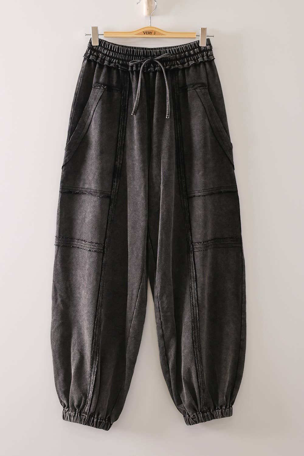 VERY J WOMEN'S VINTAGE WASH CARGO JOGGER SWEATPANTS - BLACK, COLOR: BLACK, SIZE: SMALL