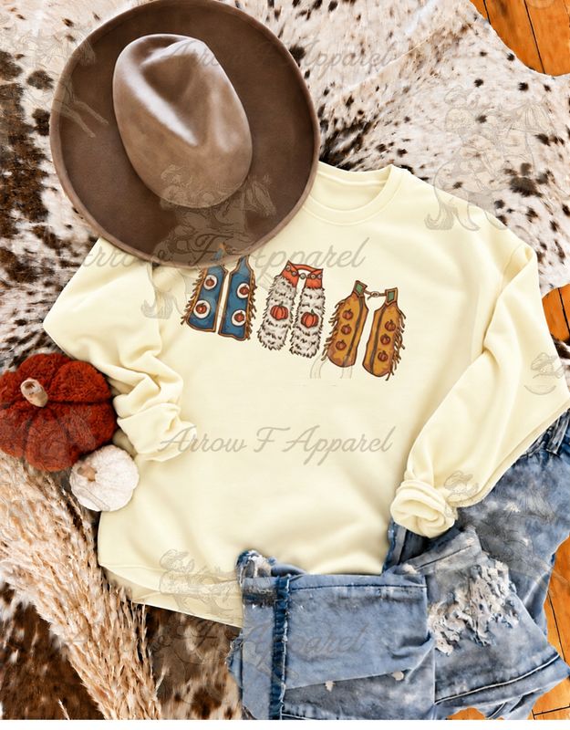 WOMEN'S FALL PUMPKIN CHAPS GRAPHIC CREWNECK SWEATSHIRT - OFF WHITE