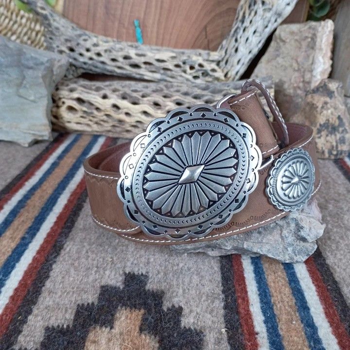 ANGEL RANCH WOMEN'S SCALLOPED CONCHO BELT