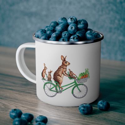 Tasse en émail lapins à vélo