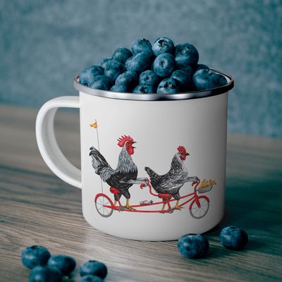 Tasse en émail poules à vélo