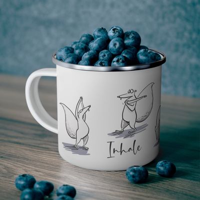 Tasse en émail Kevin l&#39;écureuil fait du Yoga
