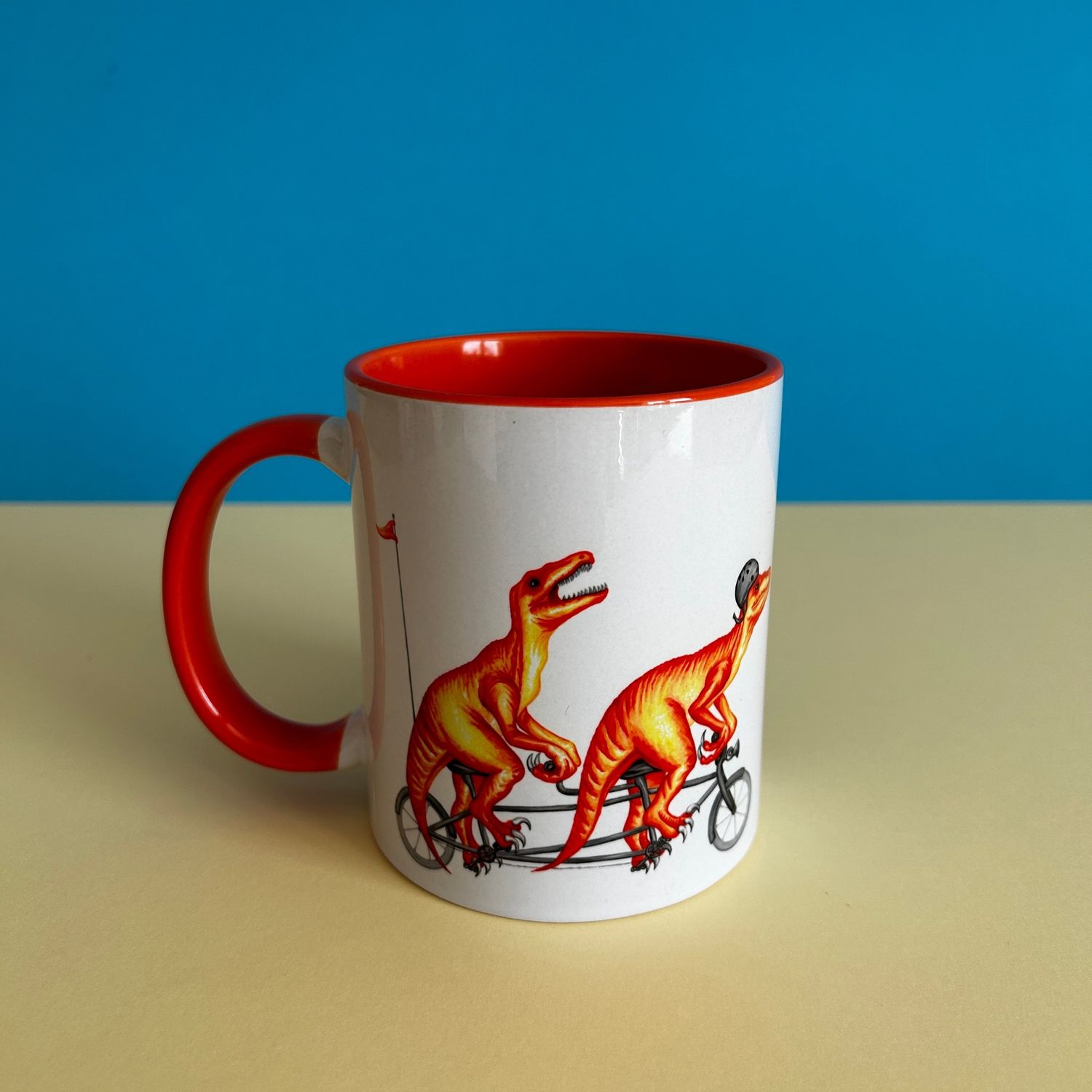 Tasse Velociraptor en vélo