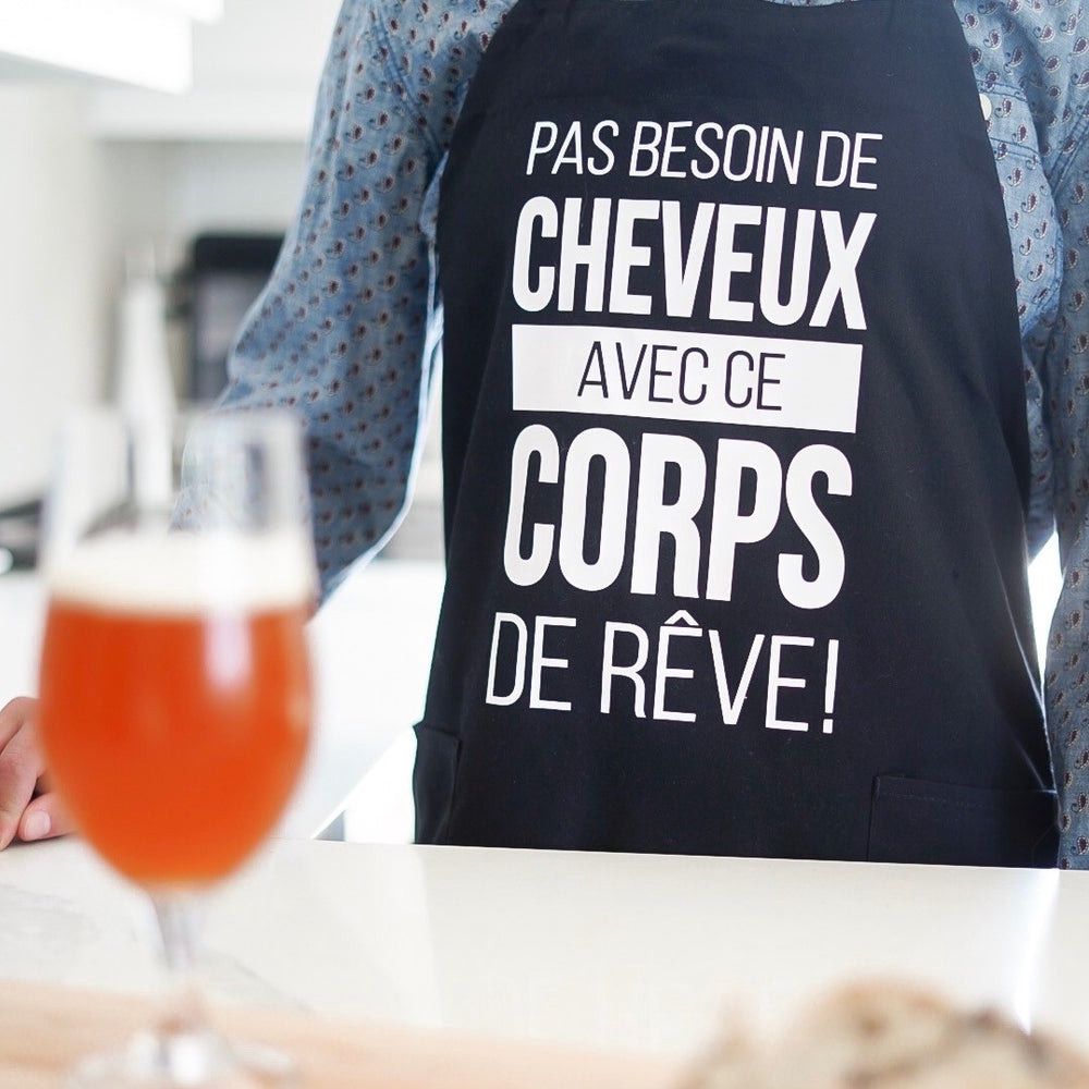 Tablier noir pas besoin de cheveux avec ce corps de rêve
