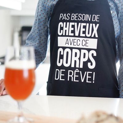 Tablier noir pas besoin de cheveux avec ce corps de rêve