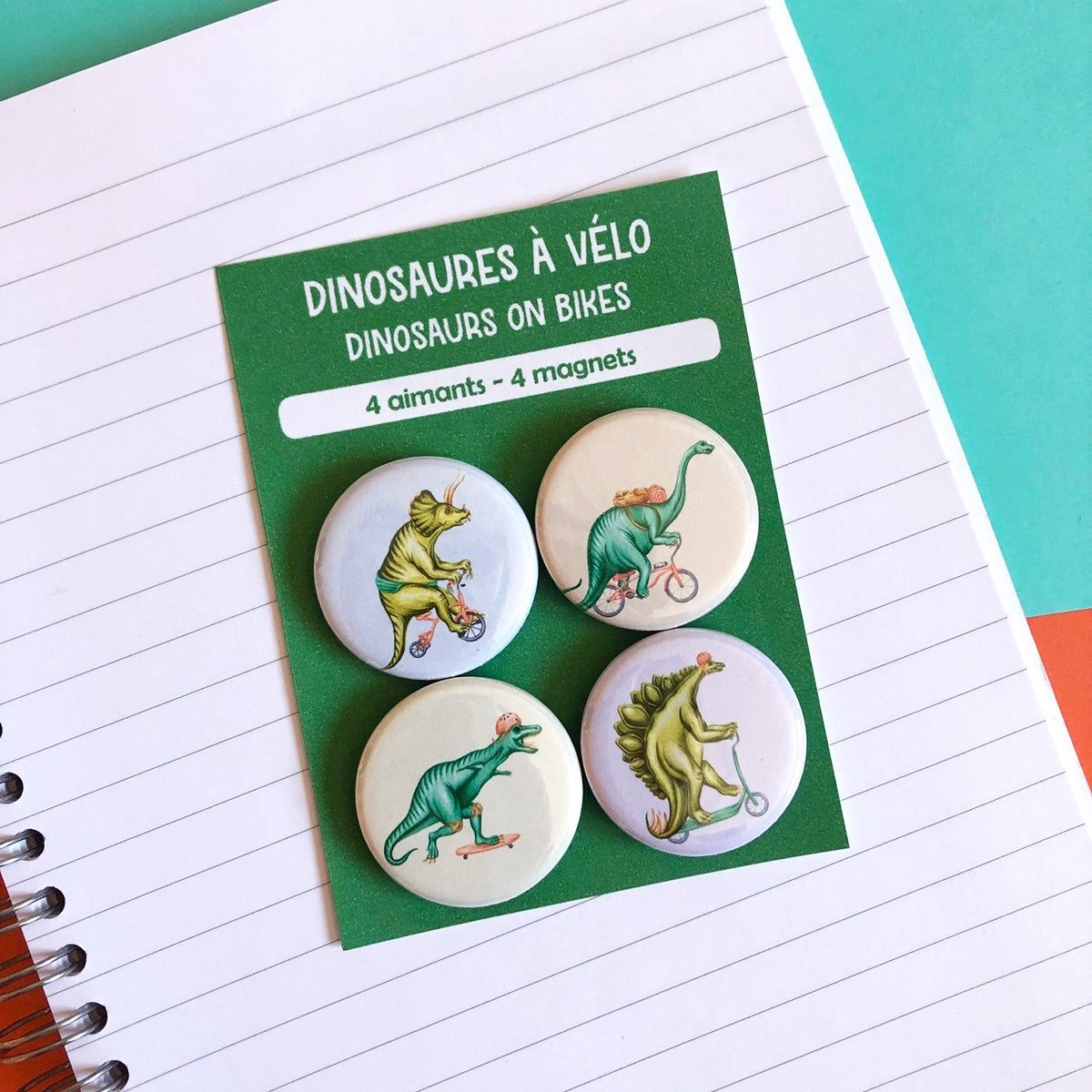 Aimants de dinosaures à vélo (ensemble de 4), LANGUAGE: Bilingue