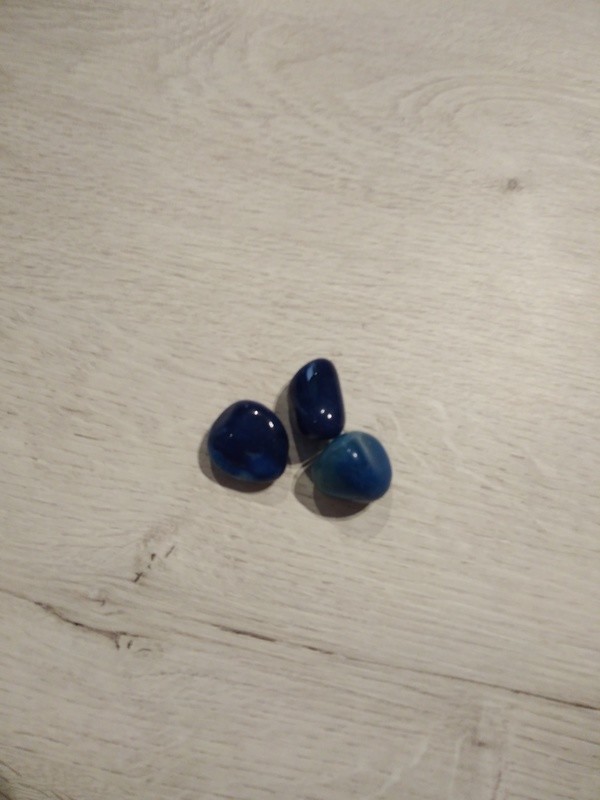 PIERRE ROULEE AGATHE BLEUE