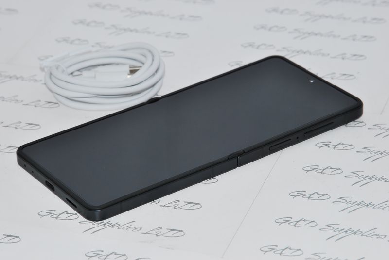 Samsung Galaxy Z Flip7 5G Mobile Phone 512GB UNLOCKED black New condition UK Version