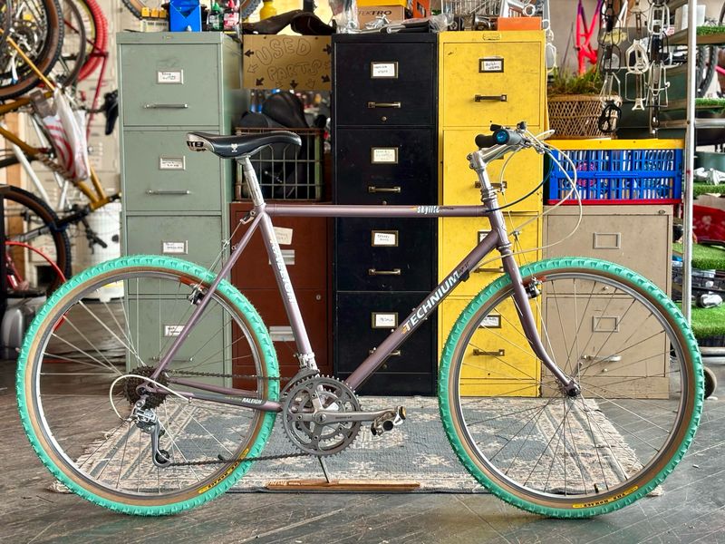 Raliegh Technium SkyLite Pink 21in ATB