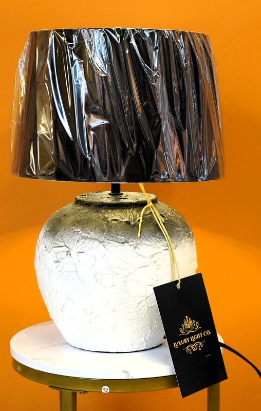 Oreo Obsidian Bloom: The Sculpted Gradient Table Lamp