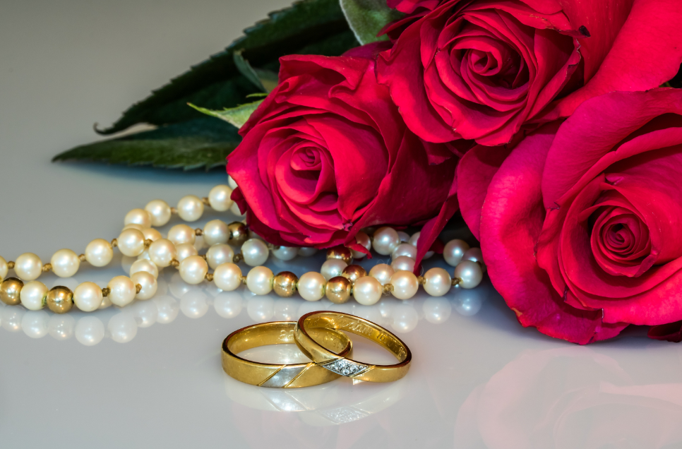 Rings and Roses - Specially ordered for you. Delivery is approximately 4 - 6 weeks.