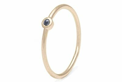 Anello sottile in oro rosa 9 kt con zaffiro naturale