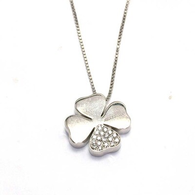 Collier oro bianco 18 kt con quadrifoglio e 1 petalo pavè