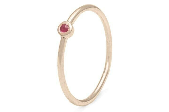 Anello sottile in oro rosa 9 kt con rubino naturale