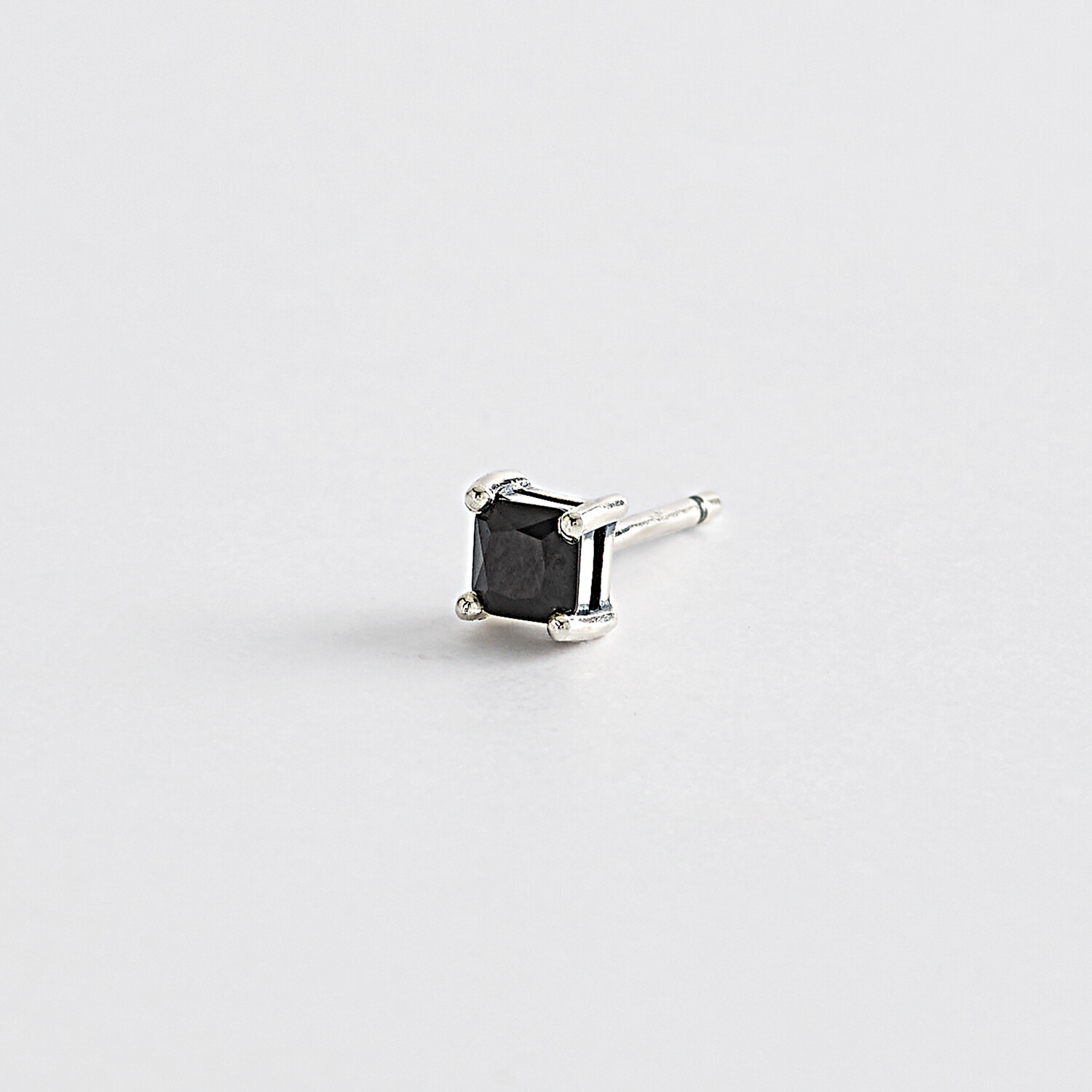 ORECCHINO CON ZIRCONE NERO