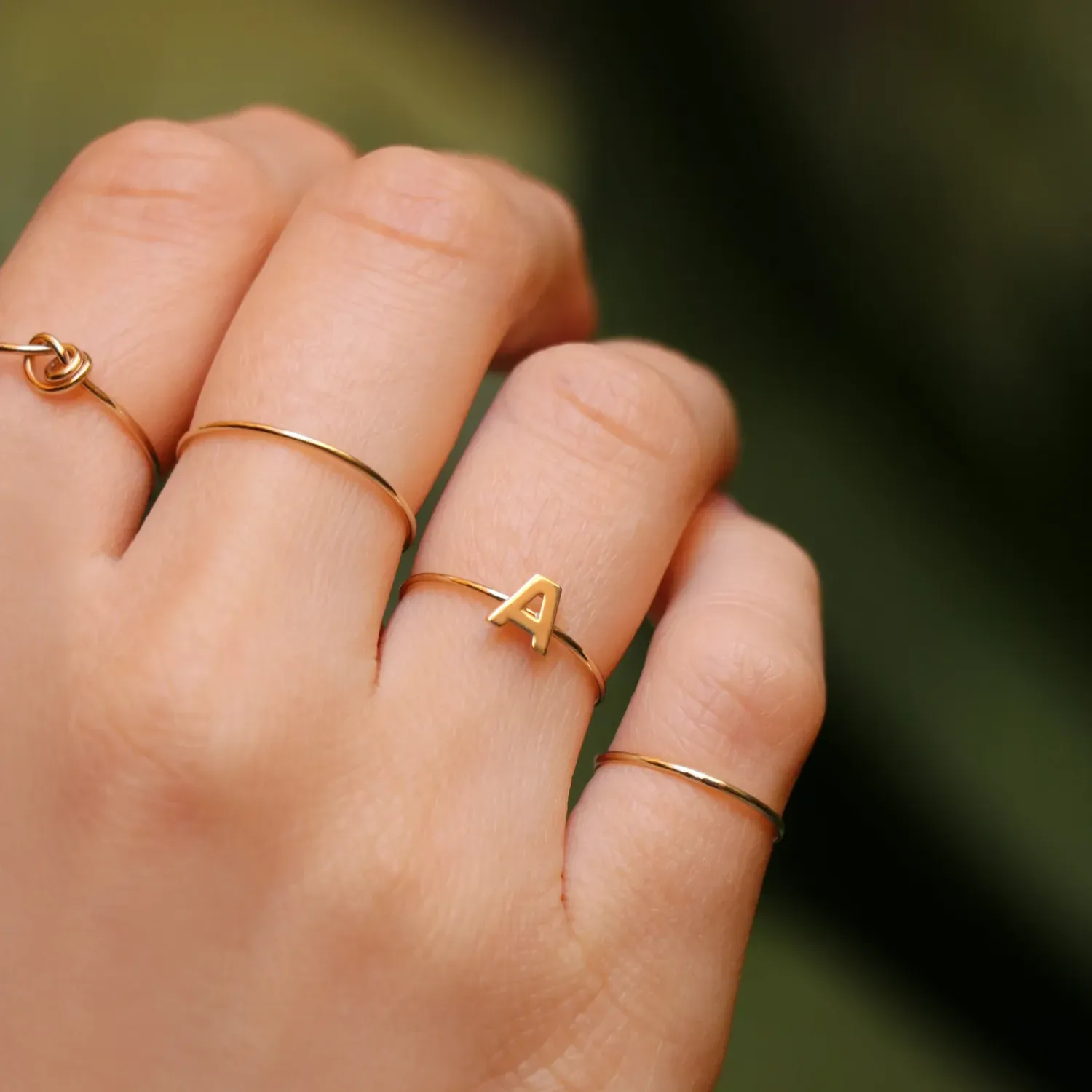 Anello Filodamore con iniziale in Oro Giallo 9kt Anello Filodamore con iniziale in Oro Giallo 9kt, Iniziale: M, Misura: 13