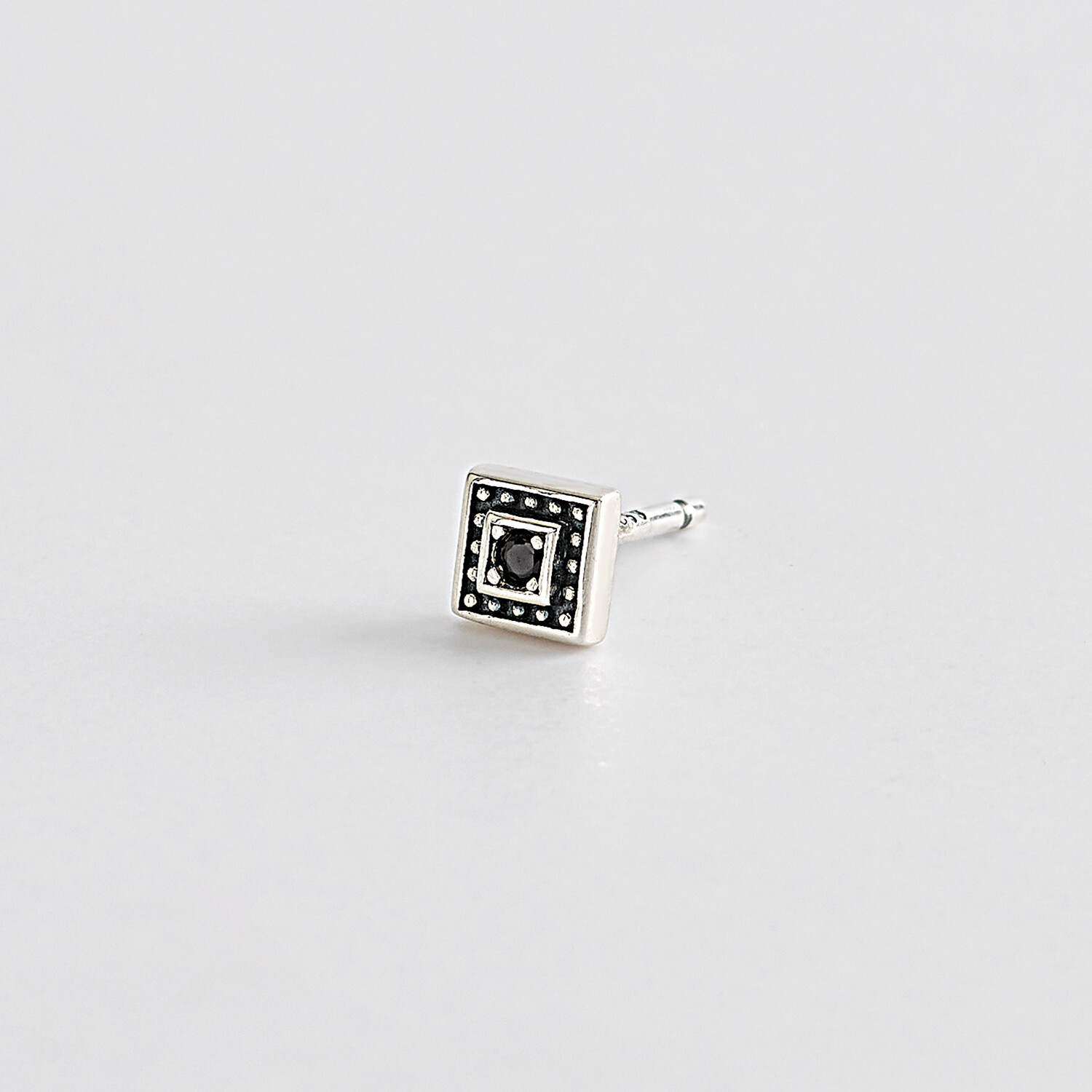 ORECCHINO BORCHIATO CON ZIRCONE NERO ORECCHINO BORCHIATO CON ZIRCONE NERO