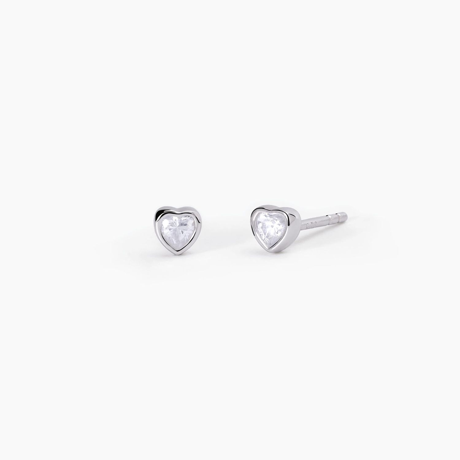 Orecchini a lobo in argento con punto luce taglio cuore SHINY Orecchini a lobo in argento con punto luce taglio cuore SHINY