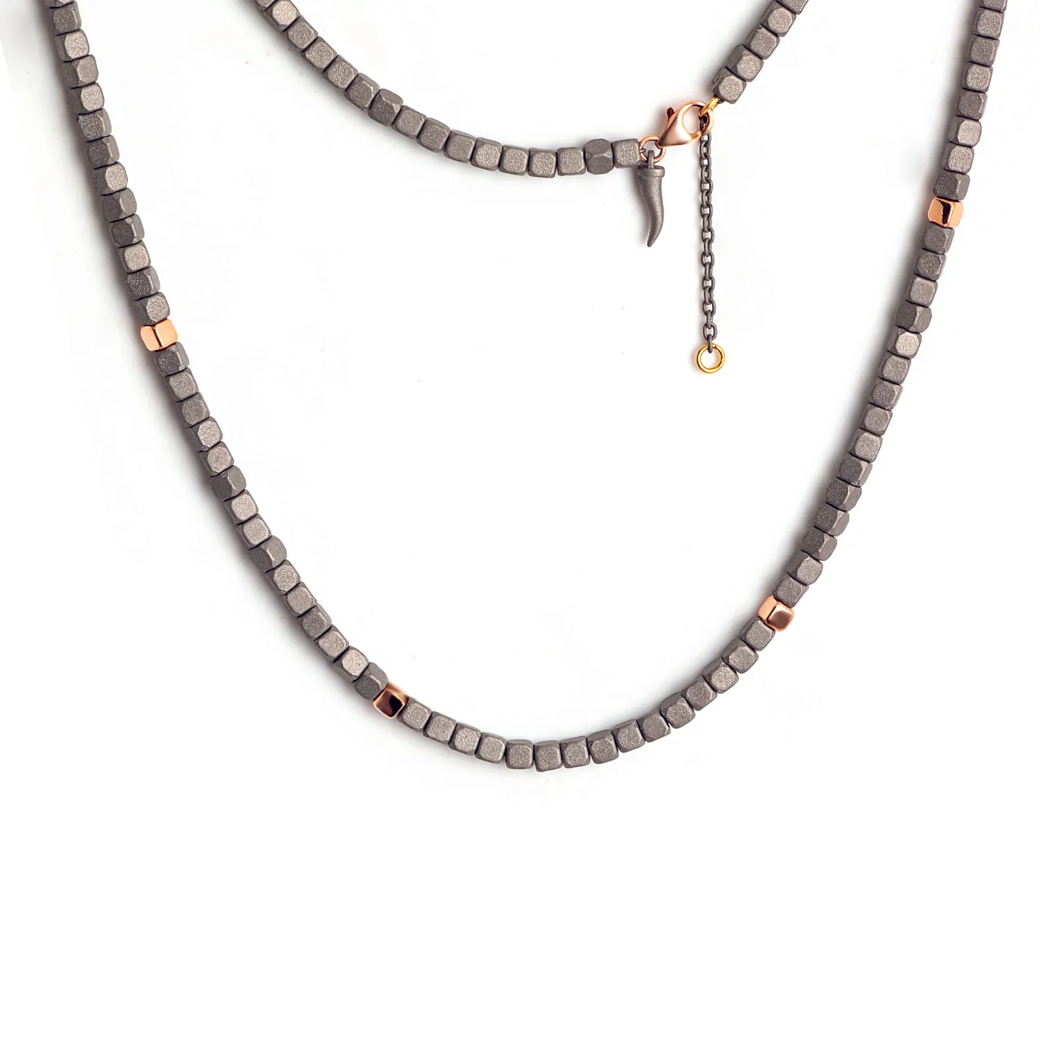Collana CUBI IN TITANIO, 5 CUBOTTI ORO ROSSO 9 KT E CORNETTO TITANIO