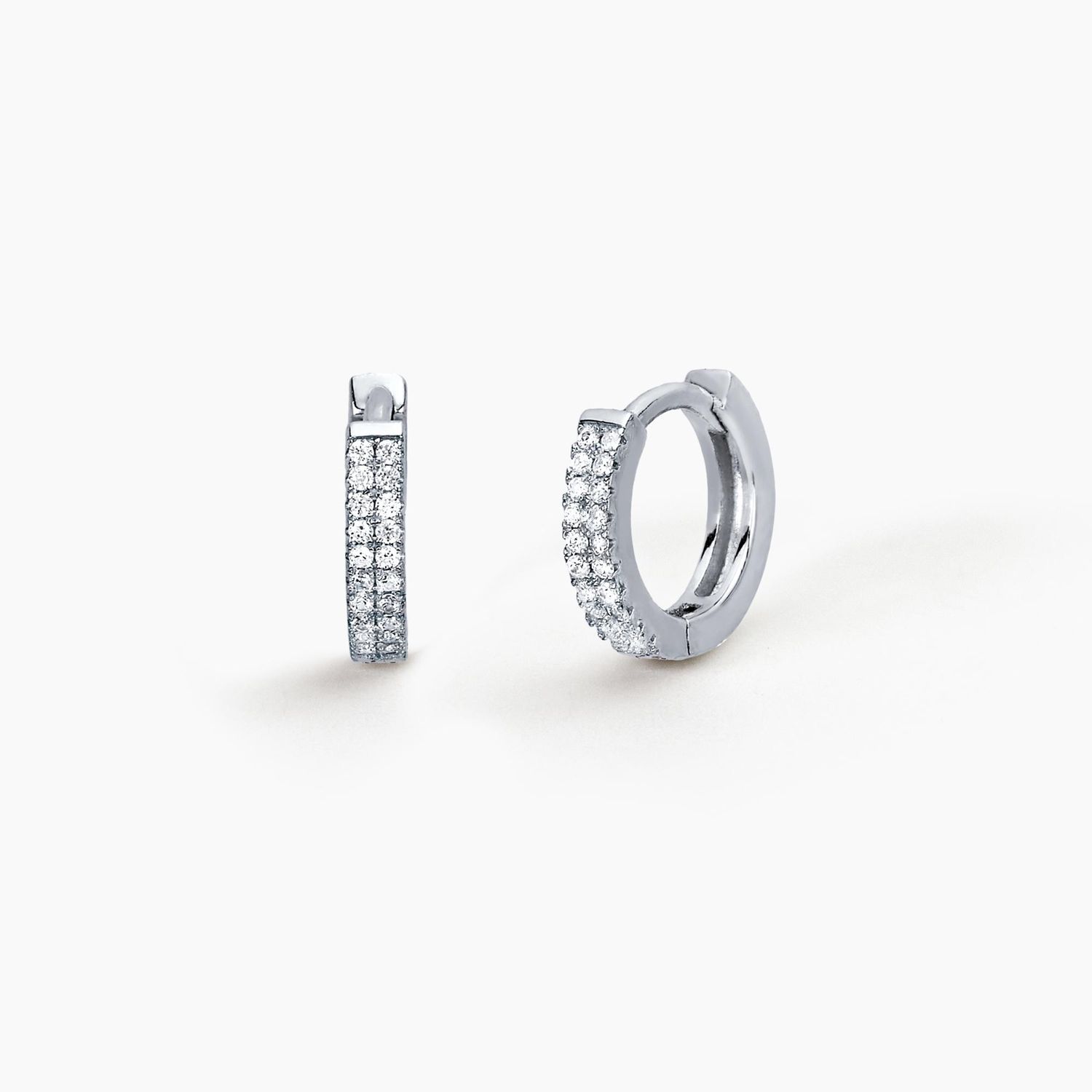 Orecchini a cerchietto in argento con zirconi a griffe ELEGANT Orecchini a cerchietto in argento con zirconi a griffe ELEGANT