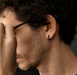 MONO ORECCHINO DA UOMO IN TITANIO NERO CON BRILLANTI NERI