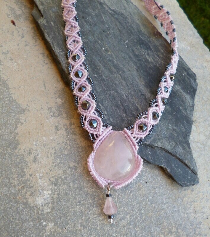 Collier macramé et quartz rose