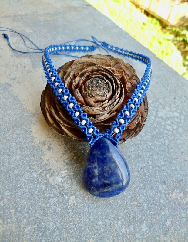 Collier macramé fil bleu marine et Sodalite