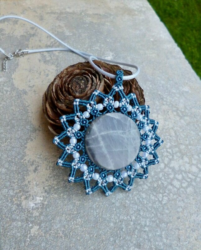 Pendentif macramé Soleil bleu et Labradorite
