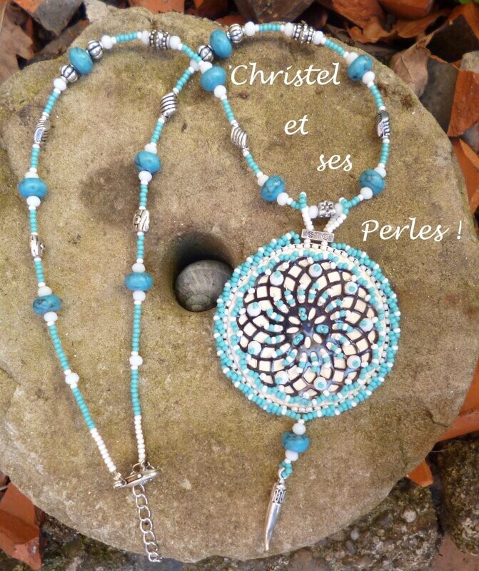 Pendentif blanc/bleu cuir et estampe métal