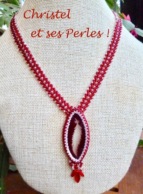 Collier mi long plume rubis