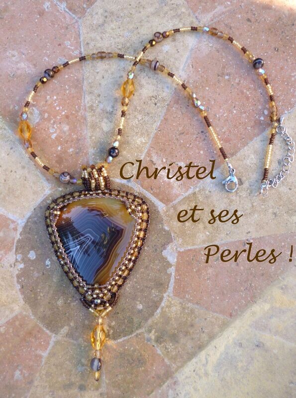 Agate chocolat brodée et tour de cou perlé