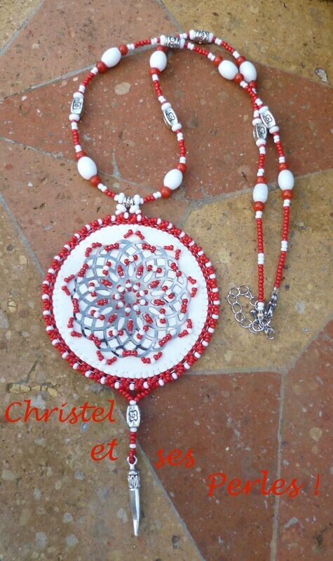 Pendentif Rouge/blanc cuir et estampe métal