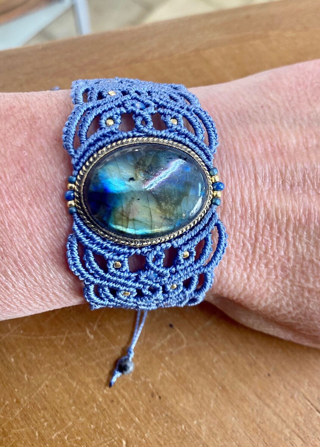 Bracelet macramé baroque et Labradorite bleue sertie