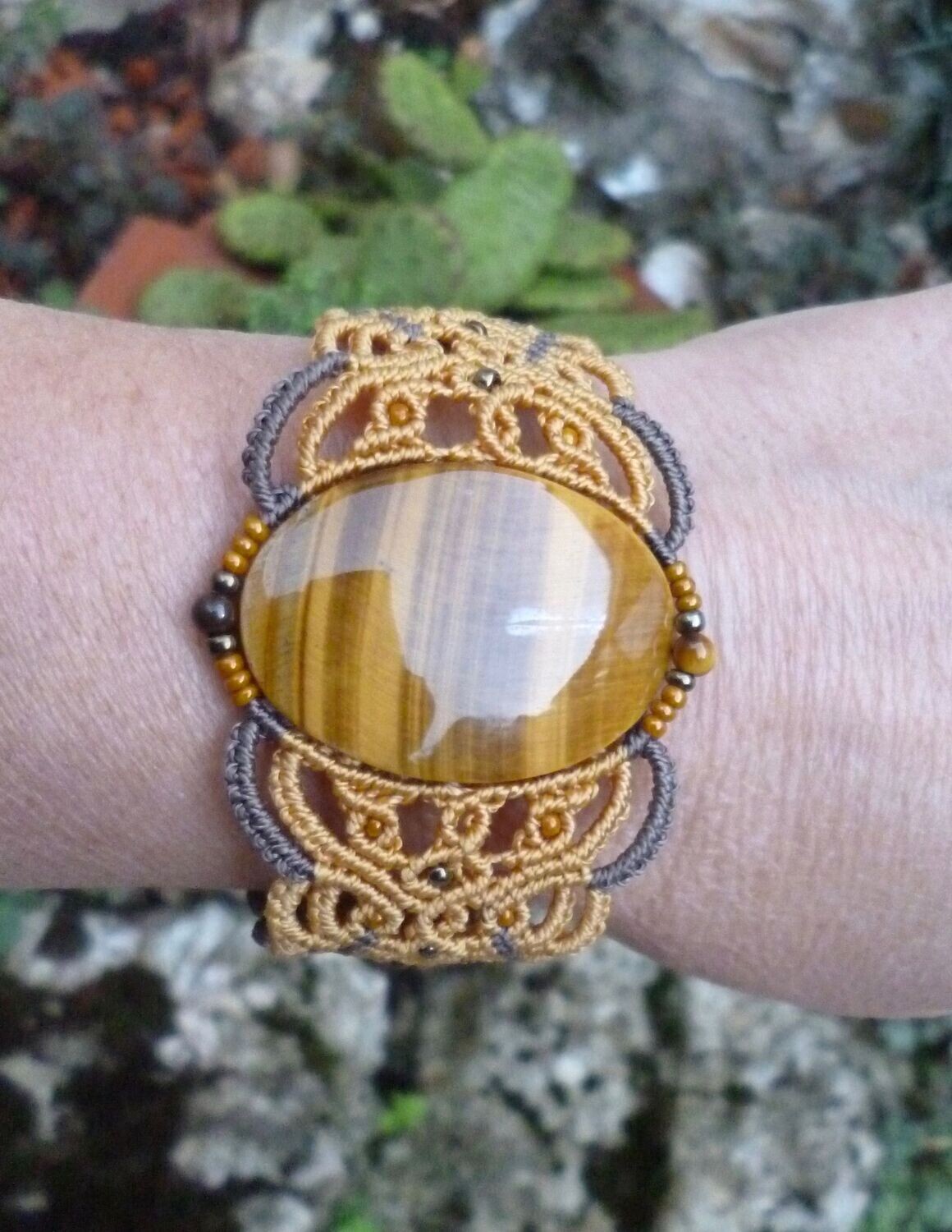 Bracelet macramé bicolore et baroque, avec Oeil de Tigre