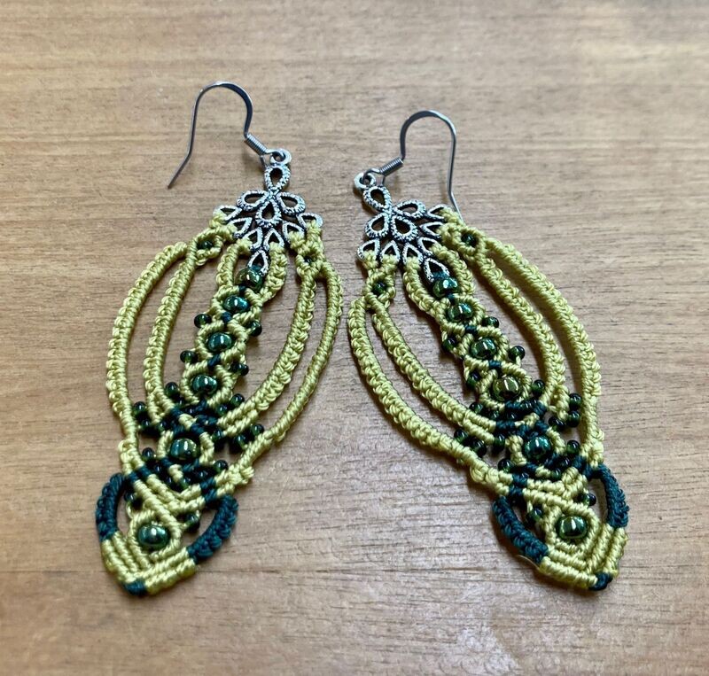 Boucles d'oreilles macramé deux tons de vert et estampe