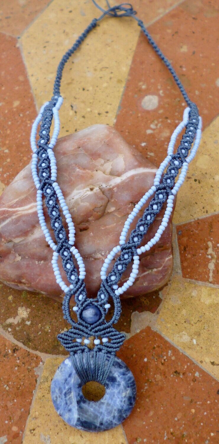 Petit collier macramé et Donut en Sodalite