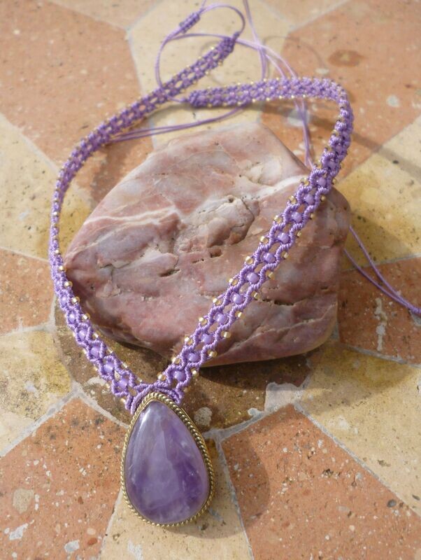 Collier macramé et Améthyste sertie sur laiton