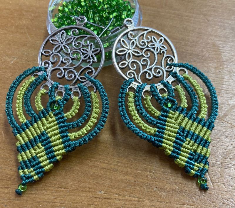boucles d'oreilles estampes et macramé vertes