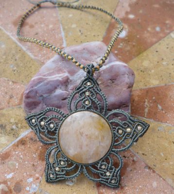 Pendentif en micro macramé et pierres fines ou perles de verre. 