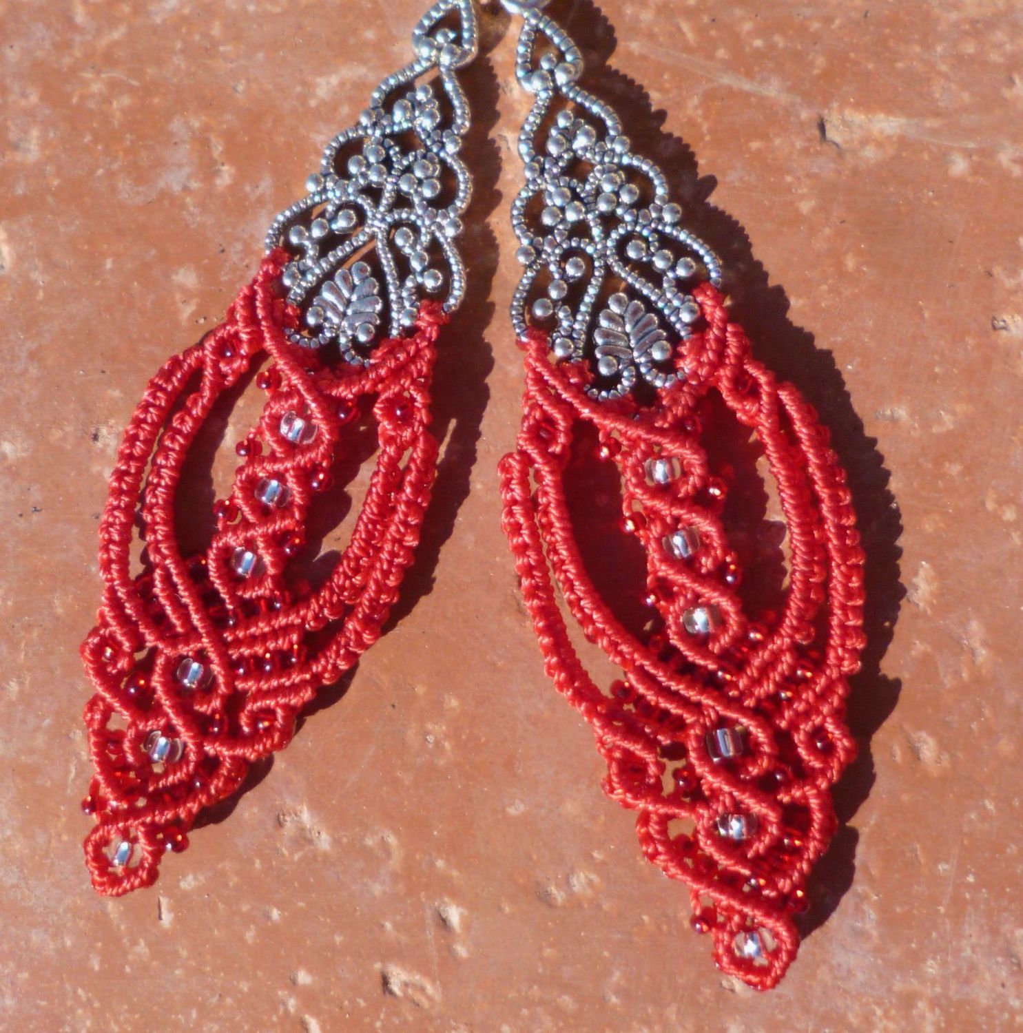 Boucles d'oreilles macramé rouge et estampe