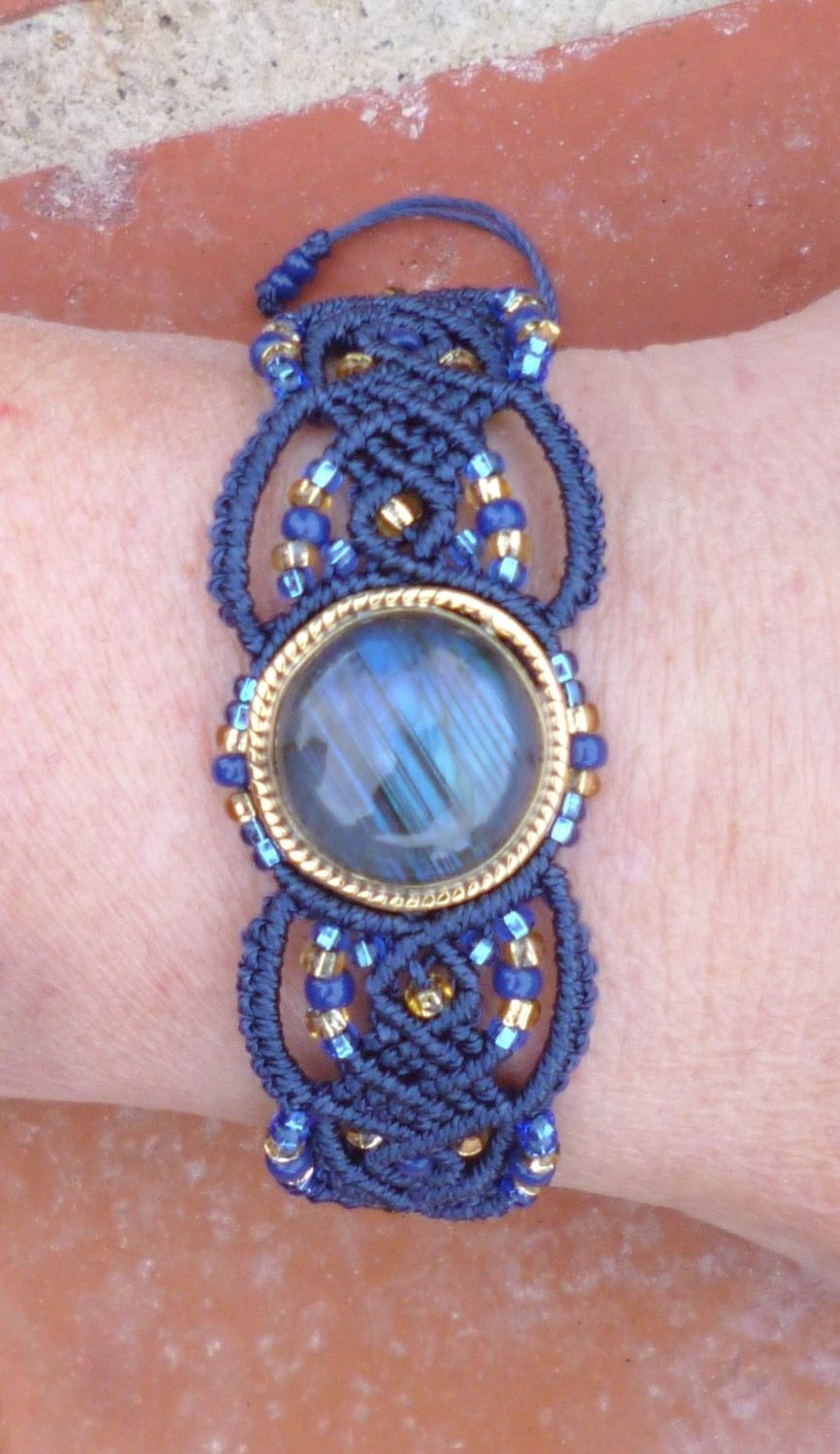 bracelet macramé avec Labradorite bleue ronde sertie laiton doré
